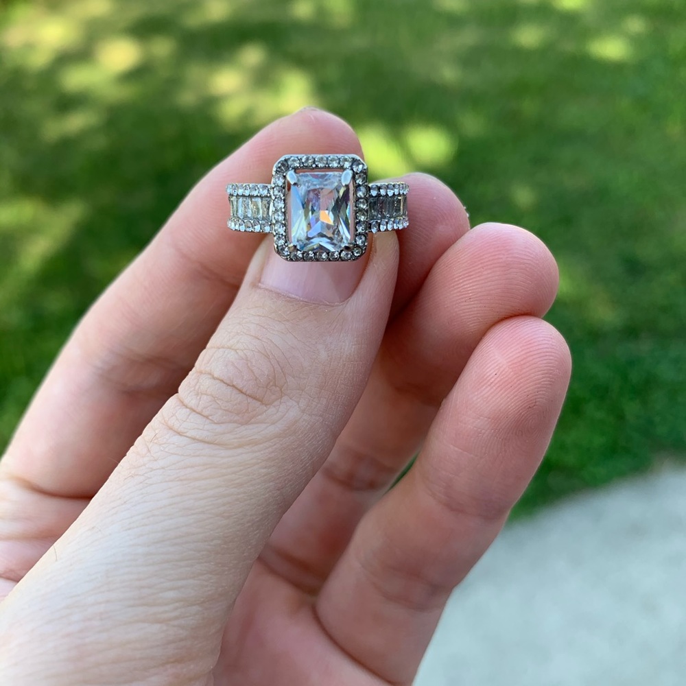 New 18k White Gold Radiant &Baguette Wedding Ring - Picture 5 of 6
